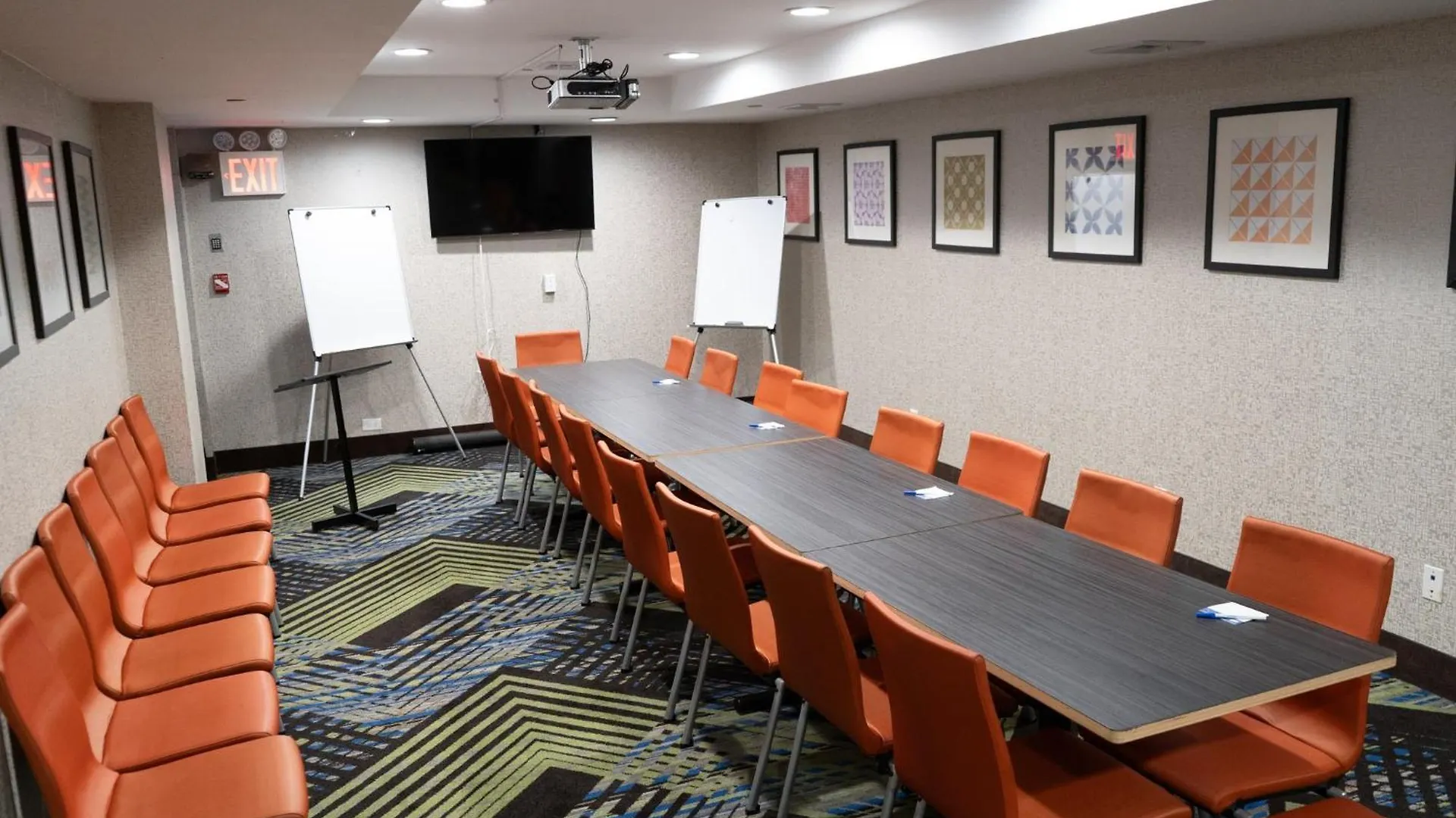 Holiday Inn Express Maspeth By Ihg New York 2*,